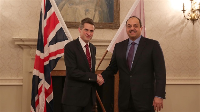 وزير دفاع قطر يبحث مع نظيره البريطاني التعاون العسكري