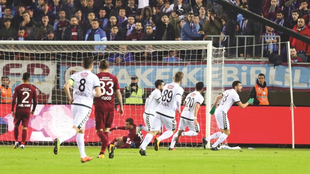 ​Ziraat Türkiye Kupası son 16 turu rövanş mücadelesinde Trabzonspor kendi sahasında Atiker Konyaspor ile 1-1 berabere kalarak kupaya veda etti.