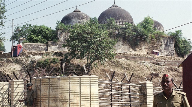 ​16'ncı yüzyıla ait Babür Mescidi, 6 Aralık 1992'de ayaklanan Hindular tarafından yıkıldı. 