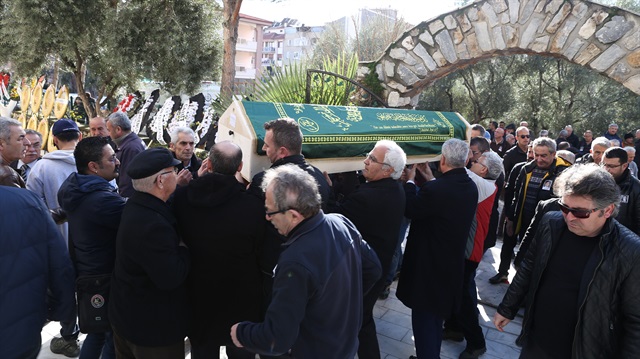 Son yolculuğuna uğurlanan usta oyuncu Turan Özdemir'in sevenleri cenaze törenine katıldı.