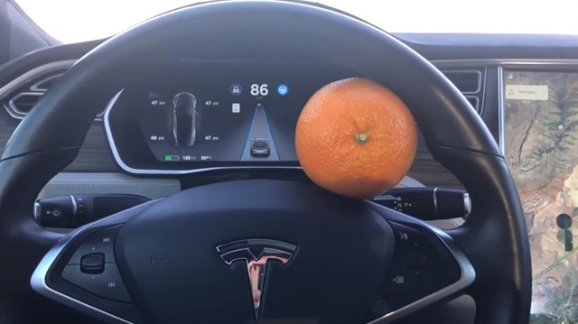 Tesla otopilotunu direksiyona portakal koyarak kandırdı