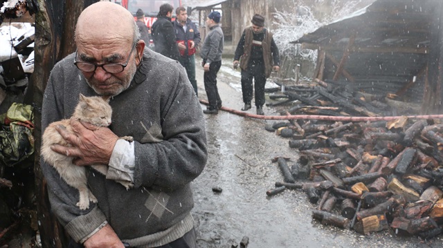 Sobayı benzinle tutuştururken evi yanan 83 yaşındaki Ali Meşe, yangından kedisiyle beraber kurtuldu.