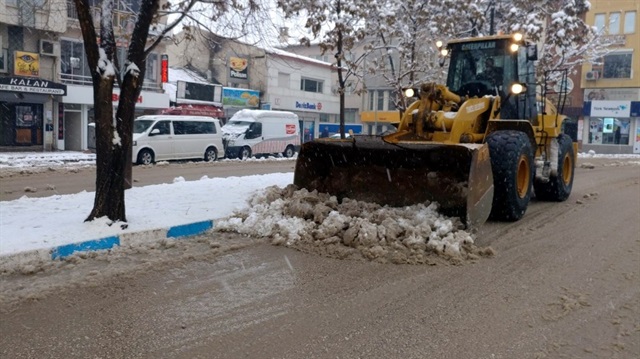 Tunceli'de belediye ekipleri, aralıksız karla mücadele çalışması yapıyor