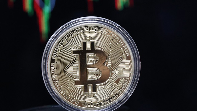 Kripto para birimi Bitcoin fiyatlarının düşmesinin ya da yükselmesinin en temel nedenleri arz ve talep yasası ve ek faktörler ile açıklanabilir.