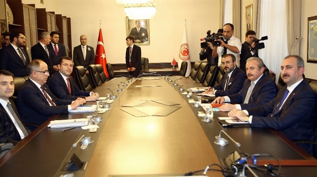 TBMM Genel Sekreterliği Toplantı Salonu'nda bir araya gelen AK Parti ve MHP'li 'Milli Mutabakat Komisyonu' temsilcileri.