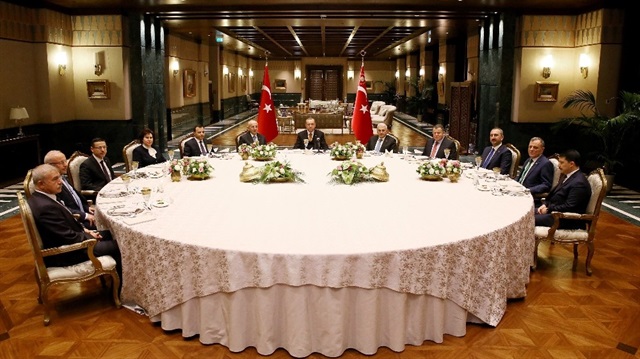 ​Cumhurbaşkanı Erdoğan, yasama, yürütme ve yargı organı temsilcileri ile Cumhurbaşkanlığı Külliyesinde akşam yemeğinde bir araya geldi.