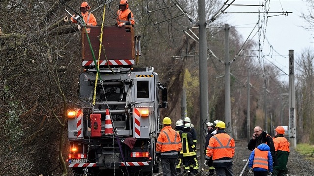 Almanya ve Hollanda'da fırtınadan dolayı ağaçlar söküldü, elektrik direkleri hasar gördü.