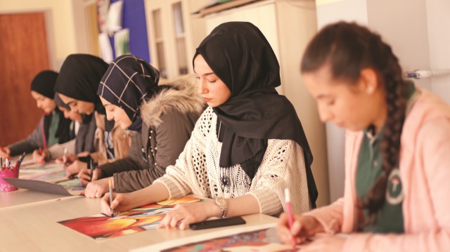 "Kardeşimsin Sen" projesiyle üç yıldır mülteci öğrencilerle ailelerine, Türkiye’ye uyum sağlayabilmeleri için Türkçe dil ve kültür eğitimi başlattı.