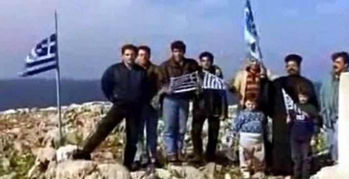Kardak'a Yunan bayrağı diken siviller.