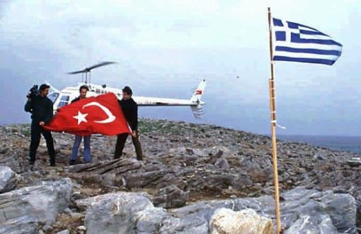 Kardak'a Türk bayrağı diken gazeteciler.