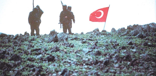 SAS Komandoları Kardak'a çıkarak Türk bayrağı dikti.