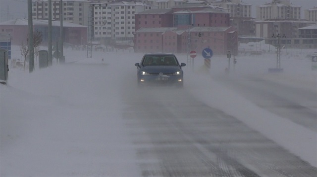 Ardahan'da kar nedeniyle araçlar yollarda mahsur kaldı