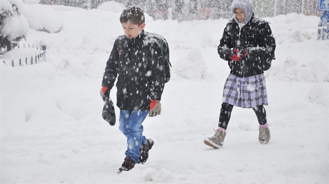 Nevşehir ve Bolu'da etkili olan kar yağışları nedeniyle karne günü okullar tatil edildi. 