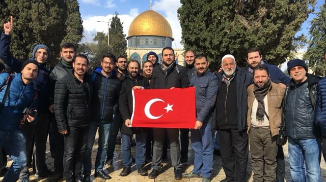İşgalci İsrail polisi Kudüs'teki cuma namazının ardından Türk vatandaşlarını gözaltına aldı.