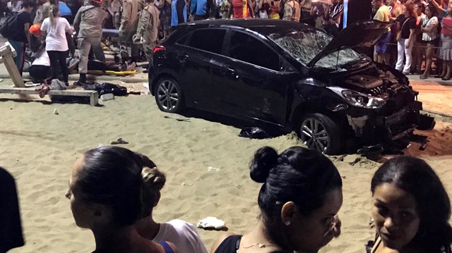 Brezilya'da aracıyla kalabalık bir plaja dalan bir sürücü, sekiz aylık bir bebeğin ölümüne yol açtı, 15 kişiyi de yaraladı. (Fotoğraf: Reuters)

