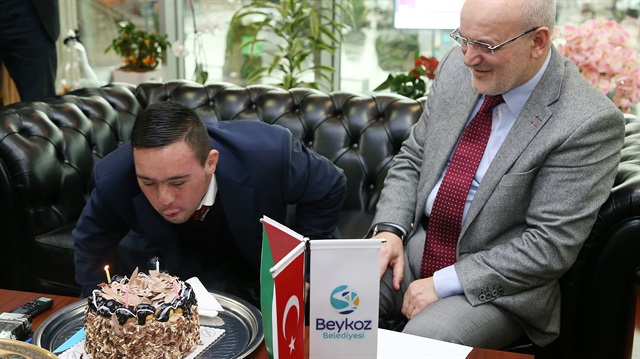 بلدية تركية تحتفل بعيد ميلاد الفلسطيني "الطويل"