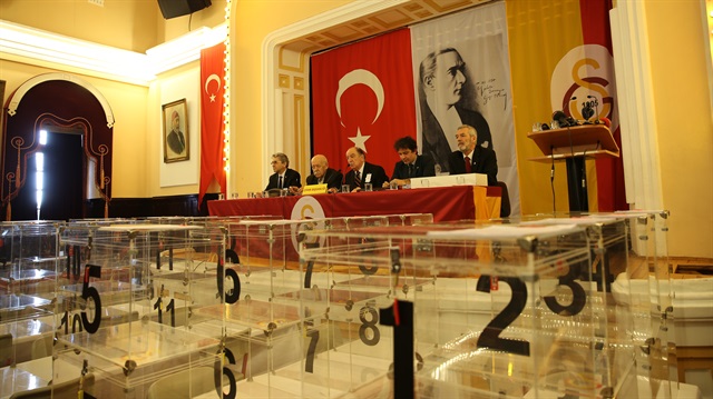 Dursun Özbek ve Mustafa Cengiz'n çekiştiği başkanlık seçiminde oy kullanma işlemi saat 15.00'te sona erecek.