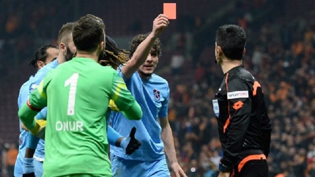 Trabzonspor'da forma giyenSalih Dursun, Galatasaray maçında karşılaşmanın hakemi Deniz Ateş Bitnel'e kırmızı kart göstermişti. 