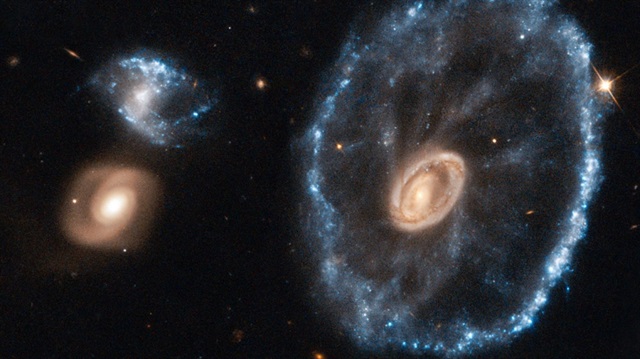 Tekerlek Galaksi, ilk kez Birleşik Krallık Schmidt Teleskobu tarafından saptanmış, ardından Anglo-Avustralya Teleskobuyla detaylı gözlemleri yapılmıştı.