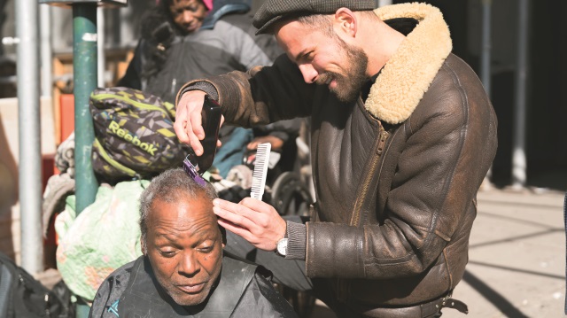 Saç stilisti olarak çalışan Joshua Coombes, makasını evsizler için kullanıyor.