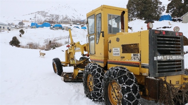 ​Erzincan’da etkili olan yoğun kar yağışı nedeniyle 32 köy yolu ulaşıma kapandı.