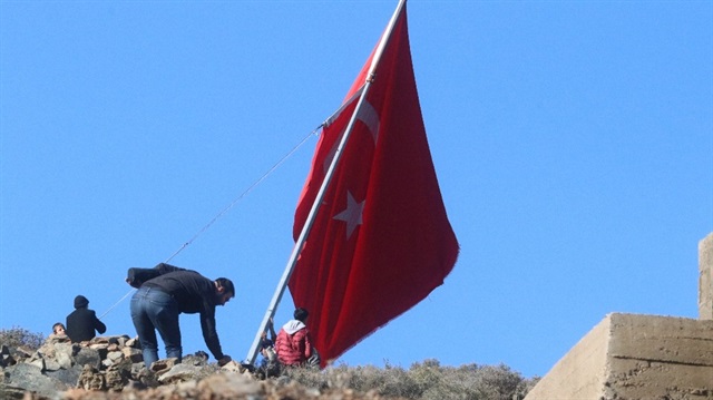 Sınırdaki köylüler dev Türk bayrağını böyle dikti. 