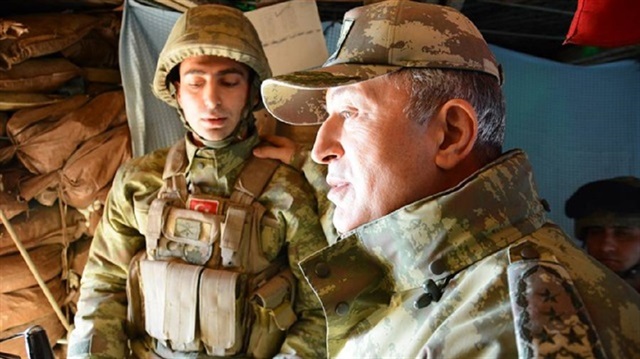 قائد الأركان التركية يتفقد برفقة قادة الجيش، الوحدات المشاركة في عملية غصن الزيتون بولاية هطاي