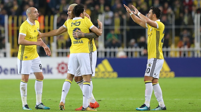 Fenerbahçeli oyuncular Fernandao'nun attığı gol sonrası büyük sevinç yaşadılar.