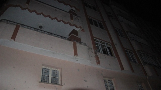 Afrin'den atıldığı tahmin edilen roket bir binaya isabet etti ve olayda 3 kişi hafif yaralandı. 