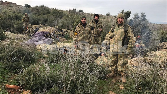 ÖSO askerlerinin Afrin'e yönelik karadan ilerleyişi tüm hızıyla sürüyor. Yeni Şafak, sıfır noktasından ilk karelere ulaştı. Muhaliflerin geceyi soğuk hava koşullarına rağmen uyku tulumlarıyla geçirdiği görüldü.