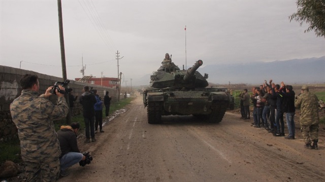 Tanklar Afrin’e ilerliyor.