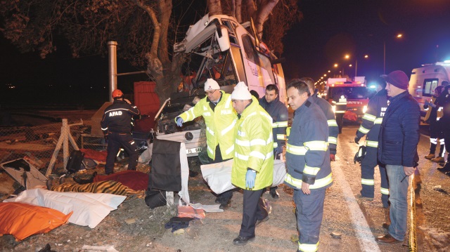 ​Gezi otobüsünün yol kenarındaki ağaçlara çarpması sonucu 11 kişi öldü, 44 kişi de yaralandı.