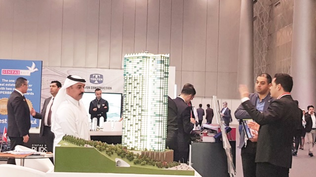  Gayrimenkul başta olmak üzere 7 ana sektörün yoğun ilgi gösterdiği Expo Turkey BY Qatar’da ihracata yönelik önemli adımlar atıldı. Üç gün süren fuar, 8 bin ziyaretçiyi ağırlayarak rekor katılımcı sayısına ulaştı.