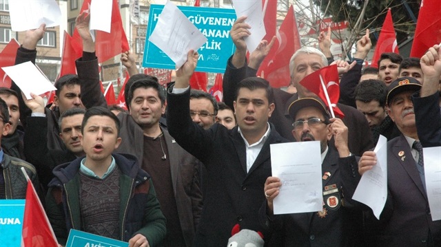 Kahramanmaraş'ta vatandaşlar askerlik şubesine akın ederek Zeytin Dalı Harekatı için askere alınmak istediler.