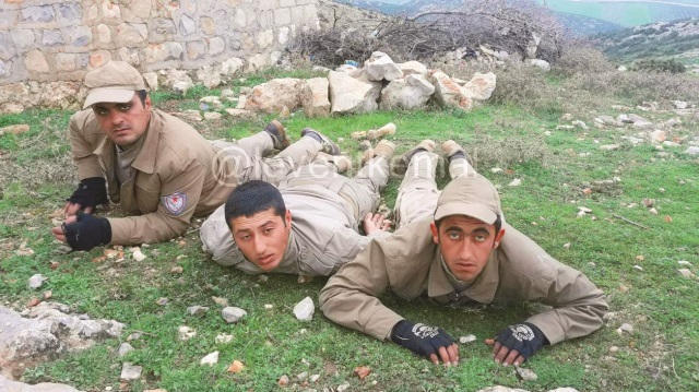 Muhaliflerin Afrin köylerinde PKK’lıları gözaltına alışı böyle görüntülendi. 