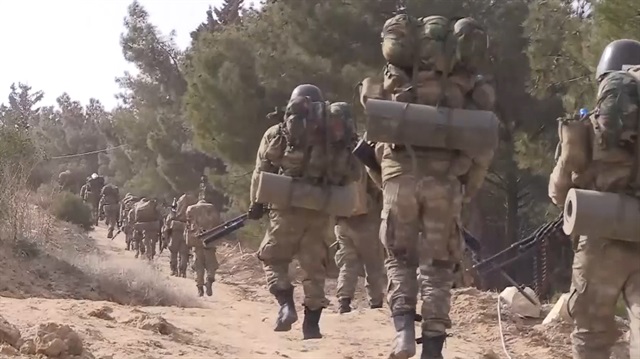 Askeri birlikler, Kilis Öncüpınar Sınır Kapısından Azez bölgesine böyle geçti. 