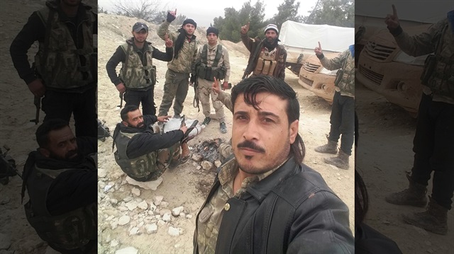 ÖSO askerleri zirveden zafer fotoğrafını paylaştı.