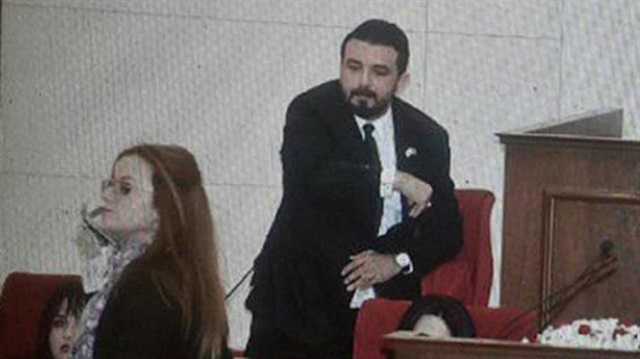 KKTC'de Yeniden Doğuş Partisi (YDP) Lefkoşa Milletvekili Bertan Zaroğlu, Cumhuriyetçi Türk Partisi (CTP) Lefkoşa Milletvekili Doğuş ​Derya'ya gazete fırlatarak tepki gösterdi. 