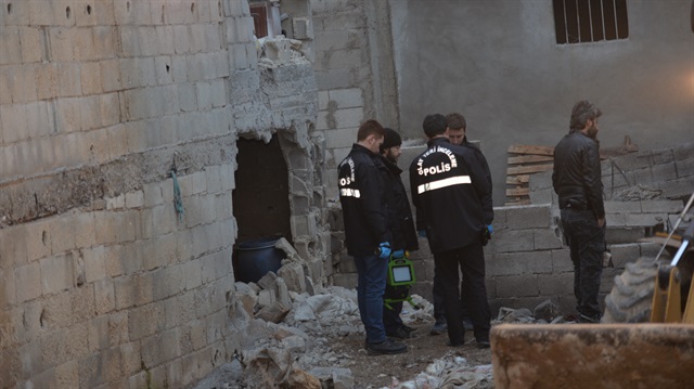 Afrin'den ateşlenen roket, Kilis'te isabet ettiği ahırda bir atın yaralanmasına neden oldu