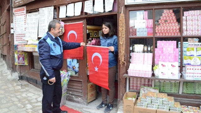 Safranbolu'da dağıtılan Türk Bayrakları