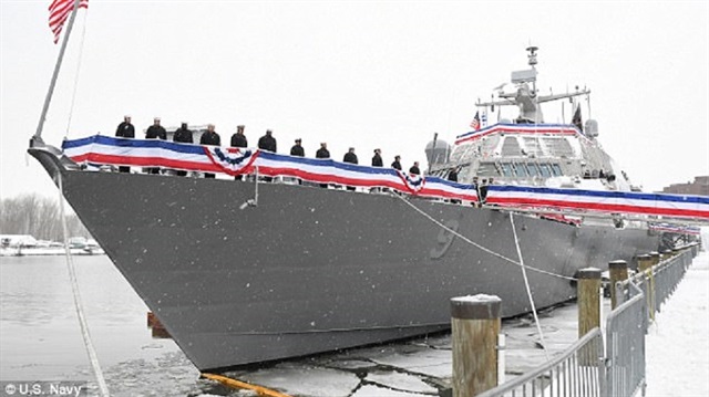 ABD Donanmasına bağlı USS Little Rock isimli savaş gemisi, Montreal Limanı’nda buzlara sıkışarak mahsur kaldı. 