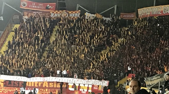 Kayserispor-Galatasaray maçında tribünlerin büyük bir kısmı doldu. 