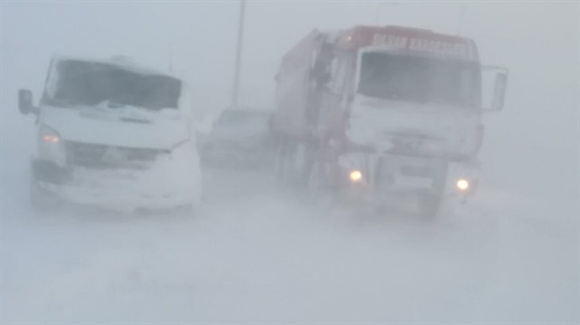 ​Kayseri’de yoğun tipi ve kar yağışı nedeniyle yolda mahsur kalan 80 araç ve yaklaşık 100 vatandaş, ekiplerin yoğun çalışmaları sonucu kurtarıldı.