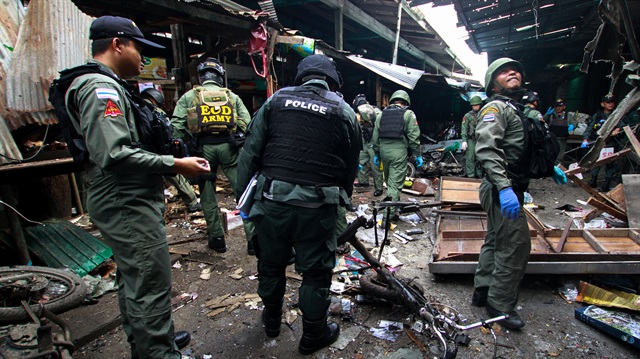Military personnel and police officers inspect the site of a bomb attack at a market in the southern province of Yala, Thailand, January 22, 2018. REUTERS/Surapan Boonthanom