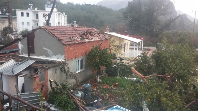 Antalya'da etkili olan hortum evlere de zarar verdi. 