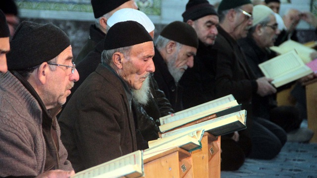 Türkiye'deki tüm camilerde harekat için Fetih Suresi okundu, dua edildi.
