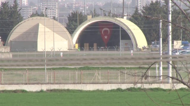 İncirlik Üssü'ndeki F-16 hangarına dev Türk Bayrağı asıldı.