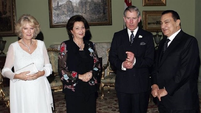مبارك وزوجته سوزان مع الأمير تشارلز وزوجته كاميلا، خلال زيارتهما للقاهرة في عام 2006.