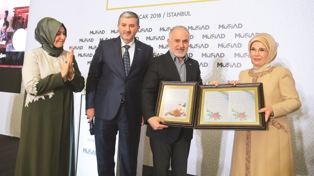 Programa katılan MÜSİAD Başkanı Abdurrahman Kaan ve Kızılay Genel Başkanı Kerem Kınık, Emine Erdoğan'a hediye takdim etti.
