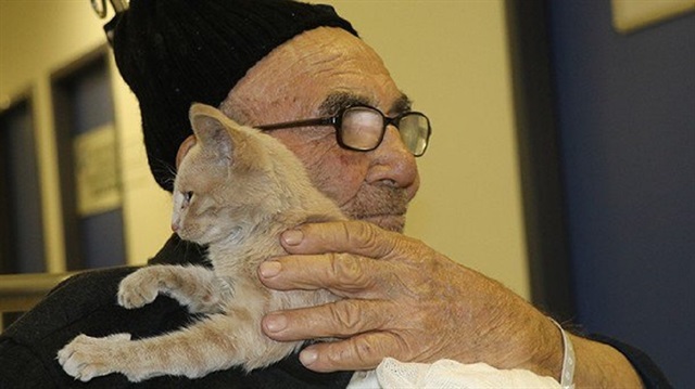 صورة مسن تركي يحتضن قطته تحظى بتعاطف العالم